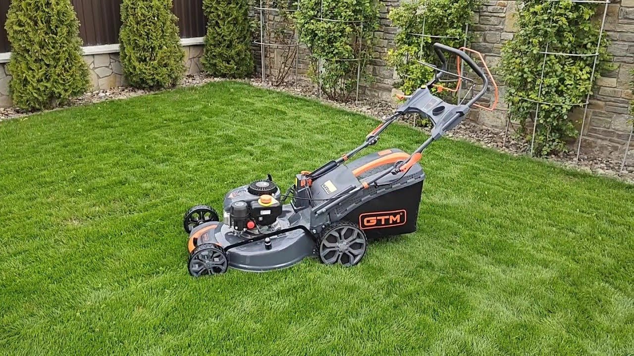Дачники розповіли, як доглядати за газонокосаркою так, щоб вона прослужила довго. Фото: YouTube Ремонт Петрович Дачники розповіли, як доглядати за газонокосаркою так, щоб вона прослужила довго. Фото: YouTube Ремонт Петрович