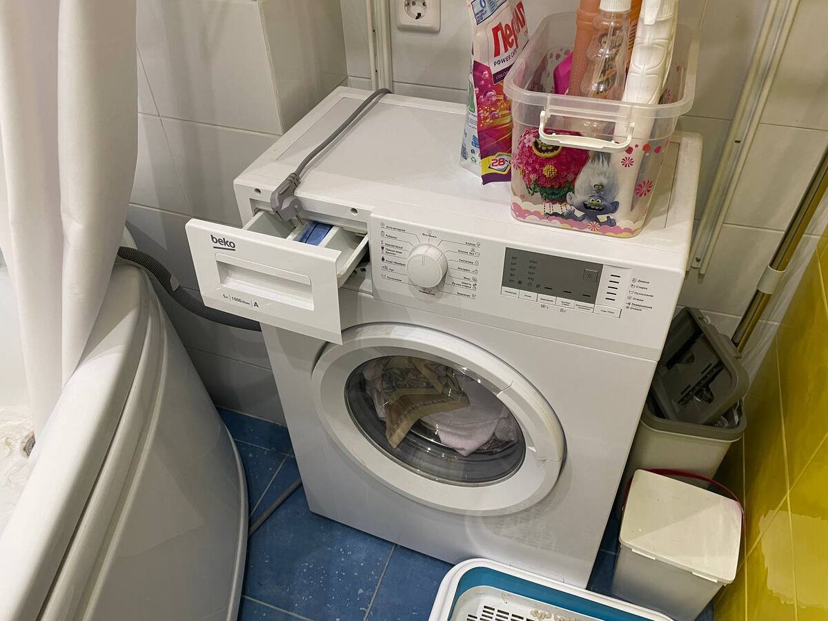 Господині розповіли, навіщо додавати оцет під час прання. Фото: скріншот з відео 