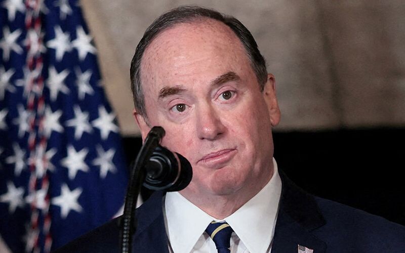 США змінили міністра ВМС у розпал блокади Ормузької протоки