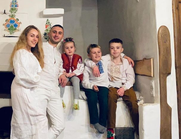 Тарас і Олена Тополі з дітьми / © instagram.com/alyoshasinger