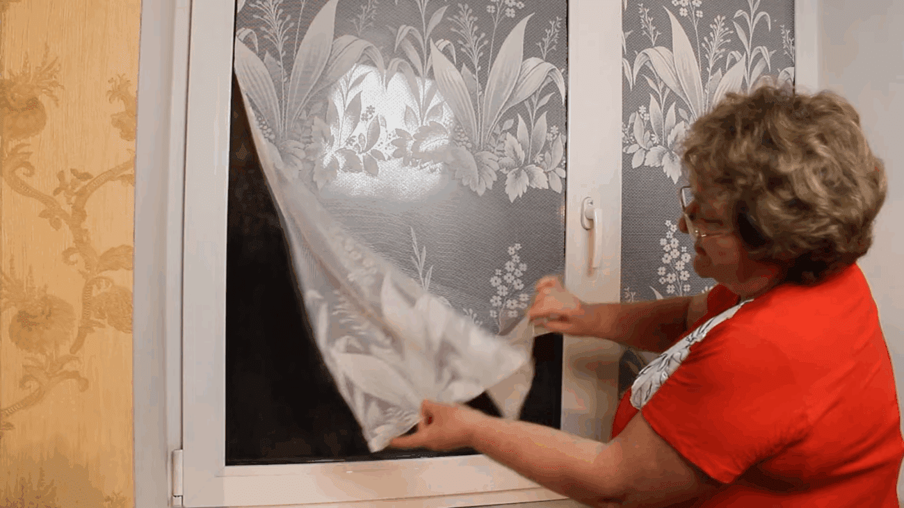 Господині розповіли, як розгладити тюль без прасування. Фото: скриншот з відео