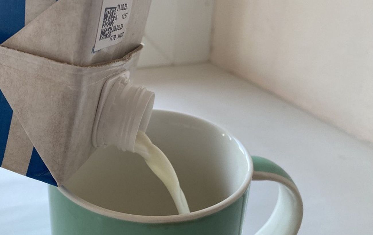 Господині розповіли, як перевірити якість молока у домашніх умовах. Фото: скріншот з відео 