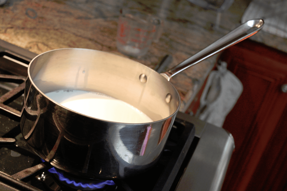 Господині розповіли, як перевірити якість молока у домашніх умовах. Фото: скріншот з відео 