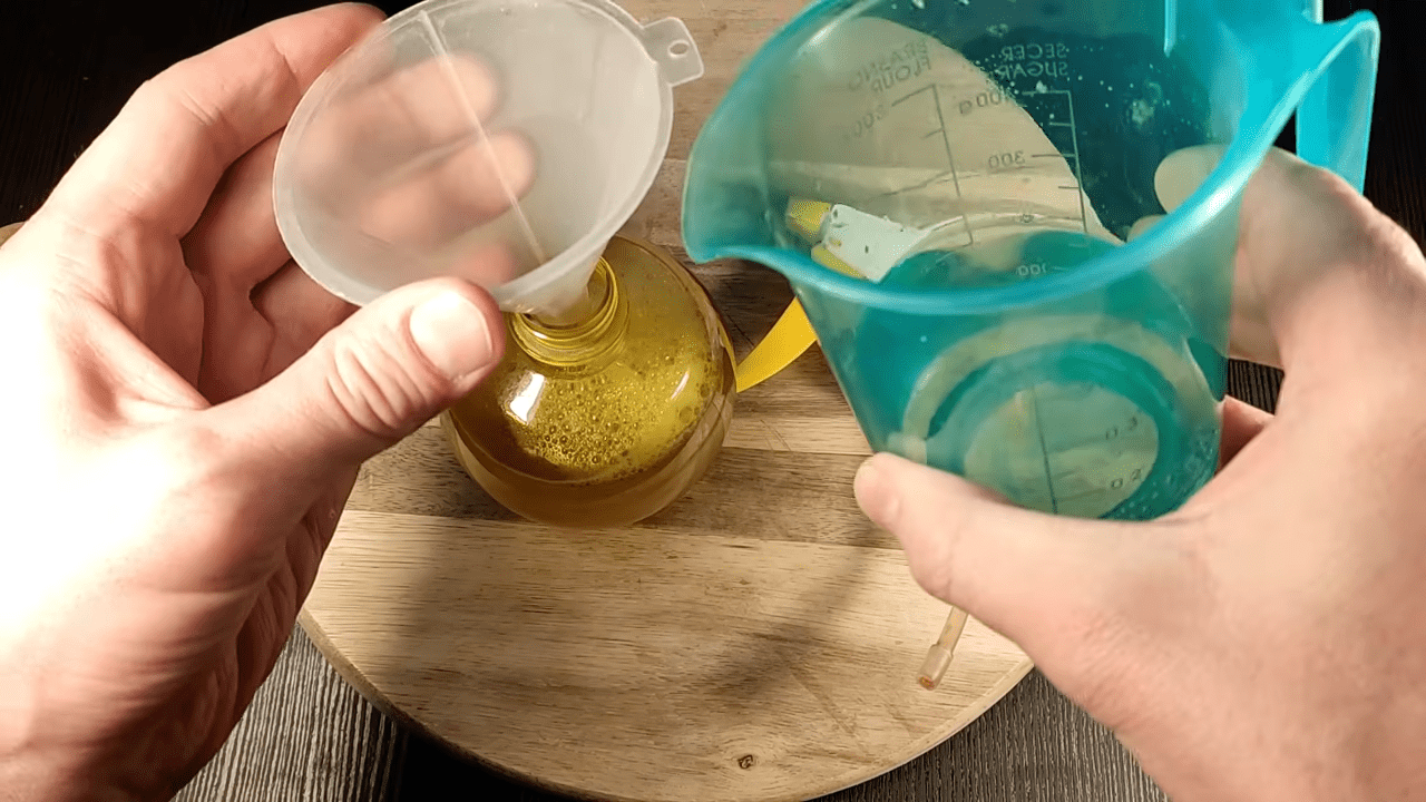 Городники розповіли, як швидко позбутися від бур'янів. Фото: YouTube ПРИРОДНЕ ЗДОРОВ'Я