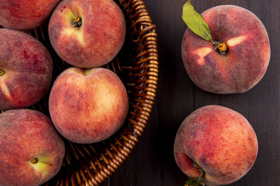 Садівники показали, як правильно обрізати персик навесні. Фото: скріншот YouTube