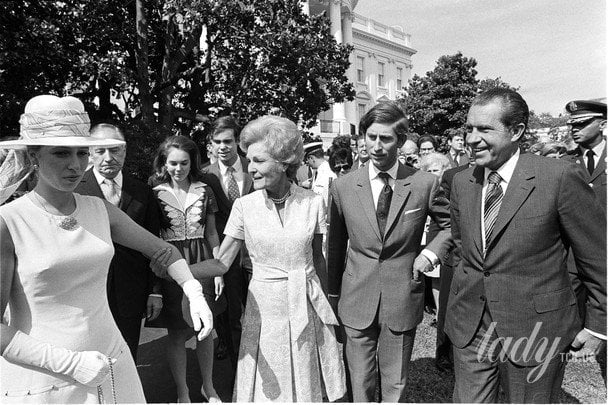Пет Ніксон супроводжує принцесу Анну в четвер, 16 липня 1970 року, з церемонії привітання у Білому домі. Президент Річард Ніксон і принц Чарльз йдуть разом з ними. На задньому плані — Джулі та Девід Ейзенхауери / © Associated Press