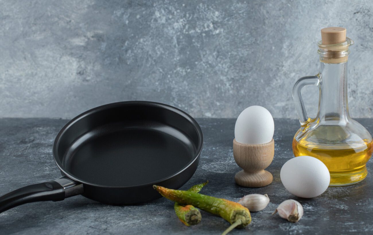 Господині розповіли, як швидко очистити сковорідку від нагару. Фото: Freepik