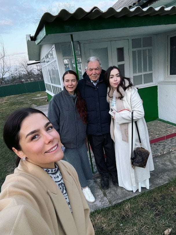 Іванна Онуфрійчук із сестрами та батьком / © instagram.com/ivannaonufriichuk