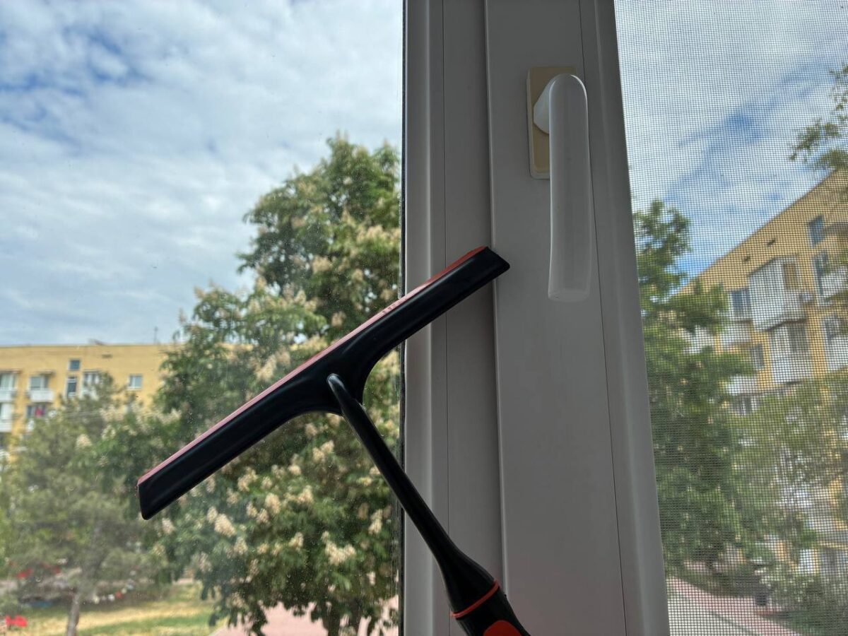 Господині показали, як помити вікна на високому поверсі з обох боків. Фото: Pexels