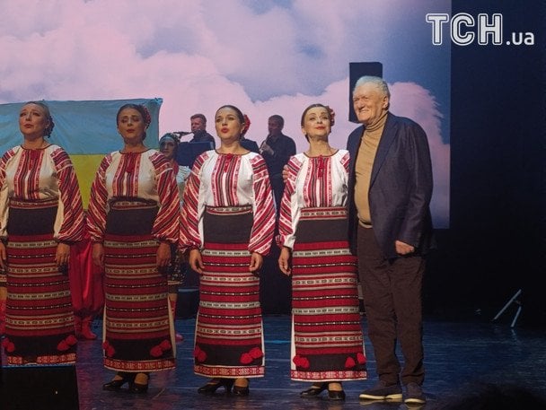 Юрій Рибчинський з артистками хору