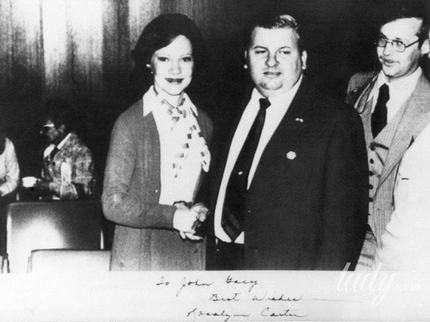 Згідно з опублікованим у газеті Chicago Sun Times повідомленням 21 січня 1979 року, перша леді Розалін Картер позувала з Джоном Гейсі на приватному прийомі в Чикаго в 1978 році, а потім підписала фотографію: «Джону Гейсі, з найкращими побажаннями — Розалін Картер» / © Associated Press