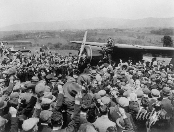 Натовп вітає Амелію Ергарт, яка сіла на своєму одномоторному літаку Lockheed Vega у Північній Ірландії 22 травня 1932 року / © Associated Press