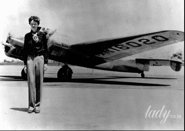 Амелія Ергарт стоїть поруч із літаком Lockheed Electra 10E перед своїм останнім польотом у 1937 році / © Associated Press