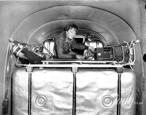 Амелія всередині свого літака, 1937 рік / © Associated Press