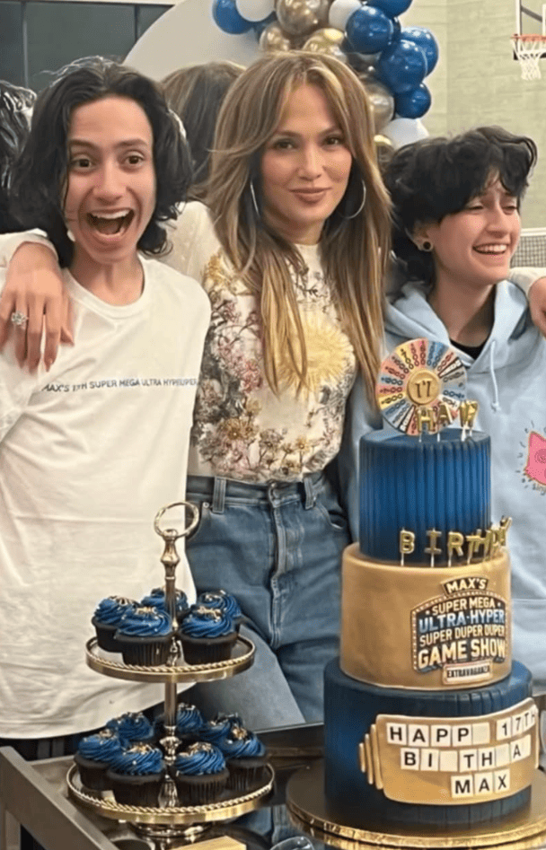 Дженніфер Лопес з донькою та сином / © instagram.com/jlo