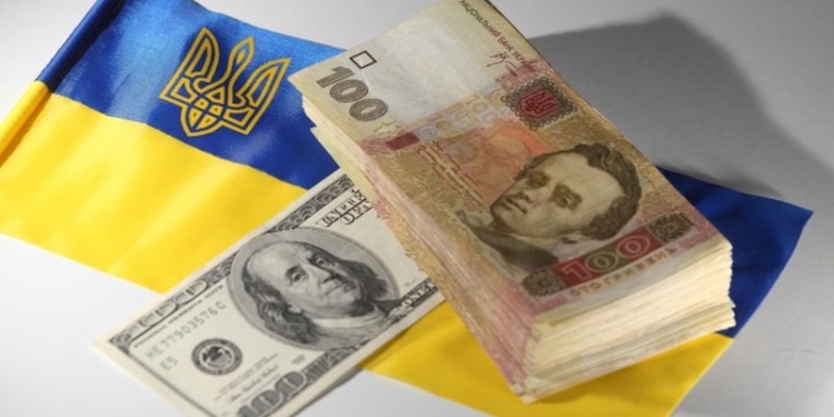 НБУ опустил официальную гривну ниже 27 грн/$1 впервые с февраля 2015 года