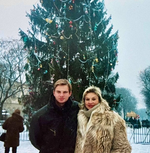 Слава Дьомін із мамою