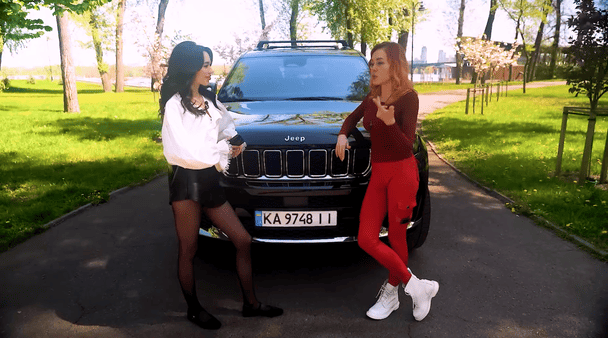 Олена Тополя біля машини