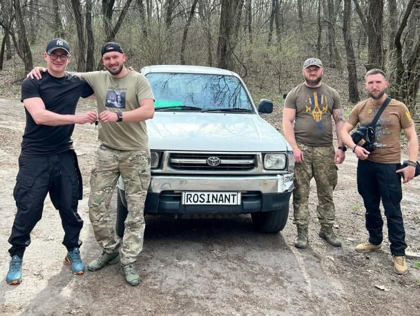 Арсен Мірзоян з українськими захисниками / © instagram.com/arsen_mirzoian