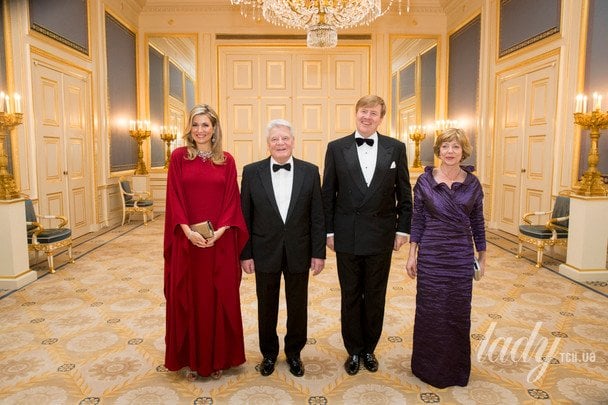 Королева Максима у цій самій сукні 2017 року / © Getty Images