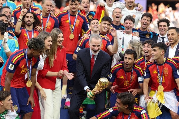 Король Філіп VI з кубком чемпіонів світу / © Getty Images