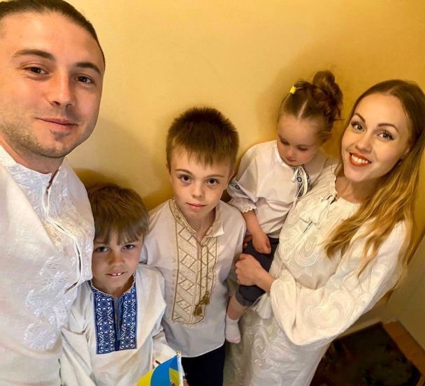 Олена та Тарас Тополі і їхні діти / © instagram.com/alyoshasinger