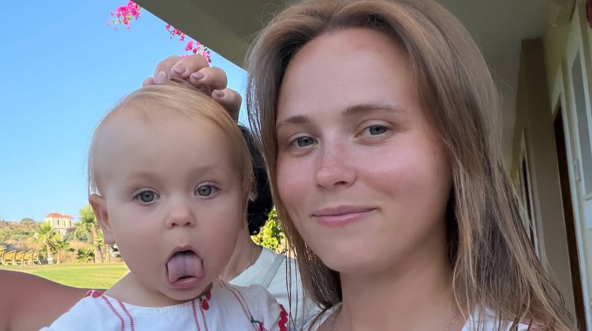 Анна Кошмал у купальнику возз'єдналася з собою в стійці на голові (фото)