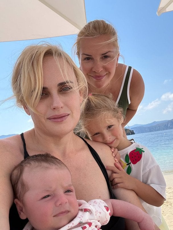 Ребел Вілсон із дружиною та доньками / © instagram.com/rebelwilson