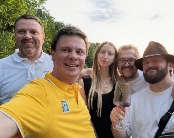 Олександр Пономарьов у компанії друзів і з ймовірною обраницею / © instagram.com/ponomaryovoleksandr