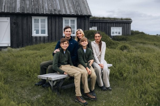 Джаред Кушнер та Іванка Трамп з дітьми / © Instagram Іванки Трамп
