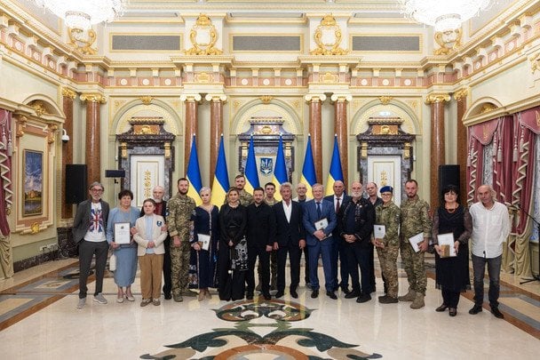 Олена і Володимир Зеленські та лауреати нагороди / © Офіційний сайт Президента України