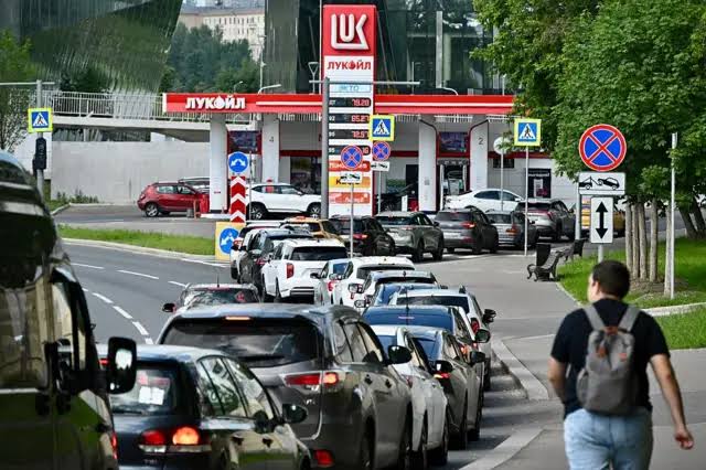 Москва стоїть у чергах за бензином: АЗС вводять ліміти, Росія почала імпортувати пальне