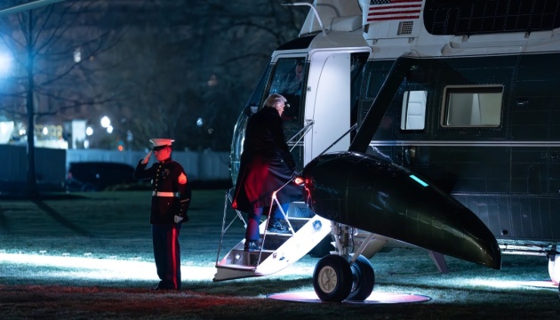 Через проблеми зв’язку гелікоптер із Трампом зблизився з пасажирським літаком біля Вашингтона - NYT