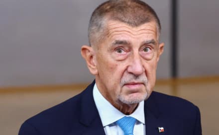 Роберт Фіцо достроково залишив саміт ЄС і поїхав підтримувати Вучича на мітингу в Сербії